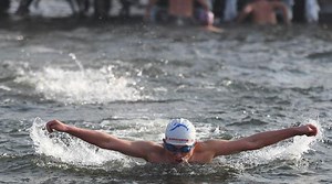 Daredevils compete in China’s 34th ice swimming championship