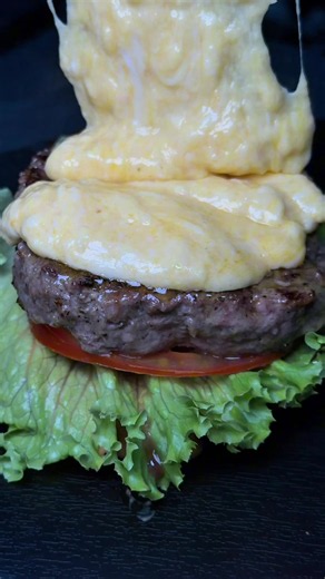 Mar y Tierra: hamburguesa 6 oz con camarones y mezcla de quesos