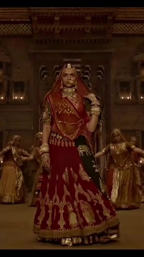 Ghoomar Dance: A Bollywood Spectacle with Deepika