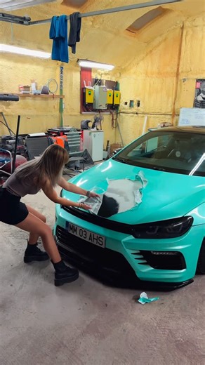 Iulia Ahs on Instagram: "E așa funny cat de mult îmi place să-mi distrug propria muncă😅 . . . #volkswagen #cargirl #vw #scirocco #cars #carsofinstagram #wrap #romania"