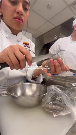 How to clean and devein shrimp! Follow along for culinary school and cooking videos🌟 #culinaryschool #cookingschool #culinarystudent #nyc #shrimp