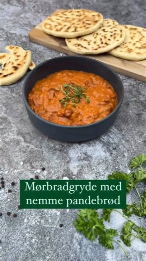 DANISH CROWN 🥩 MADINSPIRATION • HACKS • OPSKRIFTER on Instagram: "PREPPING: Mørbradgryde med nemme pandebrød 😍 Tulip Mørbradgryde er perfekt til prepping eller til de dage, hvor det skal være virkelig nemt 🔥 Pandebrød: Det skal du bruge: 250 g hvedemel 2-3 spsk olie 1,5-2 dl vand 5 gram salt 1 spsk bagepulver Sådan gør du: 1. Kom mel, salt og bagepulver i en skål og rør sammen 2. Tilsæt olie og vand og rør dejen sammen 3. Ælt dejen til den er blevet smidig og lad den hvile i cirka 20 minutter
