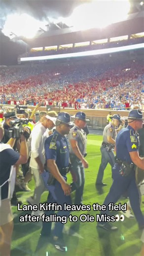 Lane Kiffin leaves the field after falling to Ole Miss in his return to Oxford. #collegefootball #LaneKiffin #OleMiss #CFB #LSU