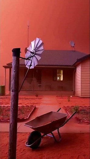 SKY TURNS RED in Australia 😳 Cyclone Narelle Dust Storm