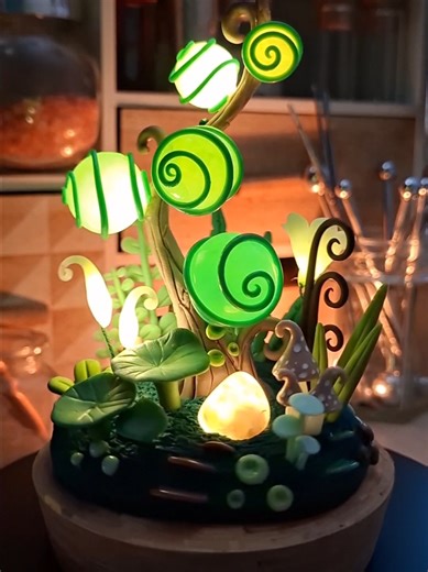 Les dernières créations fantasy en pâte polymère créés de mes petites mains 🤗. Des décors fabuleux tous droit sortis de mondes imaginaires. Des sculptures art fantasy pour rêver et s'évader dans des forêts enchantées 🧚‍♀️🌳. ́Des petits univers en pâte fimo qui s’illuminent pour encore plus de magie✨️ Des décorations idéales pour les fans d'ambiances féeriques, de nature mystique et d'histoires fantastiques. #clayart #fantasy #fairyart #fantasyart #polymerclay