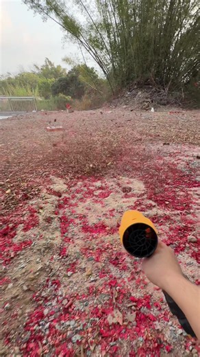 Fallen leaves and grass litter can be easily cleaned with this powerful leaf blower! #powerful #blower #turbofan #tiktokshop #fypシ