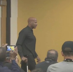 Ryan Shazier walked himself to the podium before his news conference. 🙌(via Pittsburgh Steelers) | ESPN
