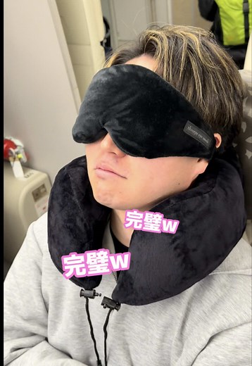 ついに新婚旅行スタート✈️ 妻の凄いところがちょっとでます😼 機内食初めて食べたけど美味しかった🍽️ #新婚旅行 #海外旅行 #ハネムーン #emirates #機内グッズ