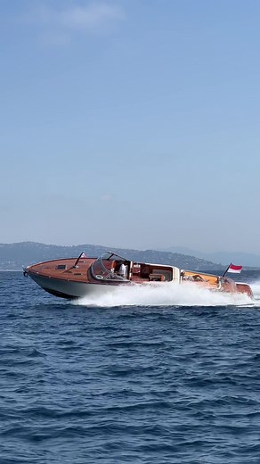 Classic yachting at its best with J Craft boats👌🏼 #yachting #yacht #yachtlife #yachtlifestyle #yachtinglifestyle #classicboat #woodenboat #luxuryboats #luxury #luxurylifestyle #monaco #sainttropez #sttropez