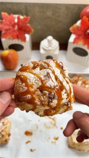 The BEST Caramel Apple Scones You’ll Ever Make 😳 #baking #bakingmadeeasy #scones #sconesrecipe #yum