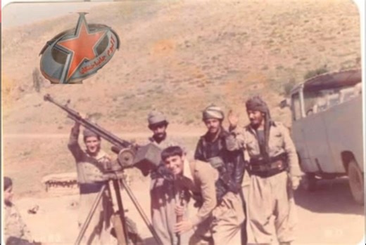 لەناو یادەوەریە مێژوییەکانی دیداری هاوڕێیانی دێرین دا لە چاو پێکەوتنێکی کورت و بە دیداری یەک شادبونەوەمان دا، هەروا لە سەر پێ و لە لا شیپانی دەرگای حەوشەی ماڵە گەشتیاریەکە دا ڕۆیشتینەوە نێو سوێسنایەتیی سەردەشت و دەرو دۆڵی سەوزو شاخ و چیای چڕو حاسێ و نێو ئاوو ڕووباری دامێنی گوندە بچکۆڵەکان. هەر لە بیرم بوو کە شەوێک لە نێو دێی "بەرەسوور"، ئەو کات کە مەقەڕمان لە وێ بوو ئەو وەکوو پێشمەرگیەکی پەلی شەهیدانی "تاڵە سوار" تازە ئاشنا و میوانی ئێمە لەم مەڵبەندە بوو. شەو بەوریاییەوە چاوەدێری ئەگەری هاتنی دژ