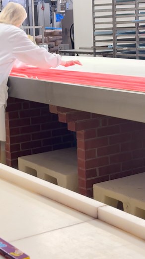 🍬 LIMITED SLOTS – BOOK NOW! 🍬 Our famous John Bull Factory Tours are filling up fast! 👀 See our rock candy being made 🍫 Decorate your own chocolate lolly 🛍 Shop our sweet treats ☕ Enjoy our café & indoor play area 🎟 Limited availability online – don’t miss out! 📲 Book now at www.john-bull.com 📍 John Bull Factory, Carnaby – just outside Bridlington | John Bull Confectioners