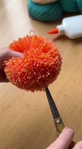 This yarn turns into a fluffy ball! 😍”Pom-Pom DIY #artandcraf #craft