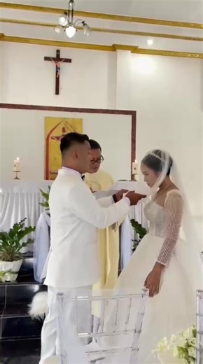 Momen yang di tunggu pengantin setelah mengucap janji pernikahan dan pemasangan cincin…….nah itu dia! Pembukaan Veil/ kerudung🤩 Teman-teman ada yg tau arti pembukaan veil atau kerudung pengantin dalam pernikahan katolik? #pernikahankatolik #katolik #omkindonesia #gerejakatolik #omk