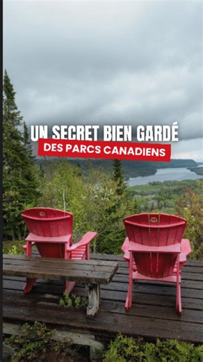 Un secret bien gardé des parcs canadiens 👀 Face à un lac, une montagne, une vallée, un panorama grandiose… Elles sont là pour une seule chose : vous inviter à faire une pause et profiter du paysage. Parfois, on les découvre après une randonnée un peu sportive. Parfois, simplement par hasard, lors d’une balade tranquille. Dans tous les cas, la satisfaction de les trouver est bien réelle 😍 Vous avez déjà croisé ces chaises rouges lors d’un voyage au Canada ? __________ Et si vous rêvez d’explore