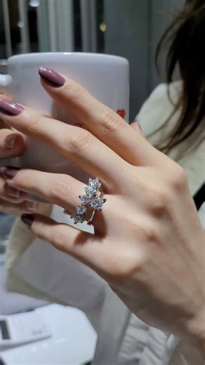 Outlet Pırlanta Ruşen👨‍🎨 on Instagram: "💎 149.000₺ SET HAVALE 💎 Tektaş: 0.72 Ct F Renk SI2 Berraklık Yz10528 Beştaş: 1.52 Ct F Renk SI2 Berraklık Yz10477 #pırlantayüzük #tektaş #diamond #beştaş #hrd"