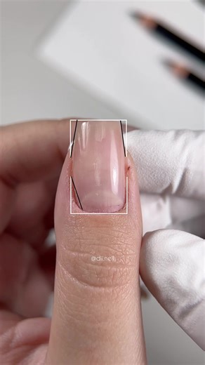 той самий великий пальчик який я постійно знімаю виявляється не таким і класним)) Так як я до нього шукала підхід не один місяць. Він у мене крутиться по паралелям , від синуса до вільного краю. Тому для себе я вивела ту послідовність яка допомагає швидко зробити ту бажану форму етапи виконання з ™️BIBLIOTEKA •builder gel - SHADE #укріпленнягелем #нарощеннянігтів #манікюр