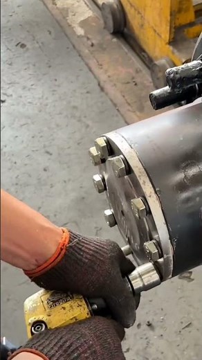 The process of assembling the rear axle assembly #automobile #xcavator #machine #excavator