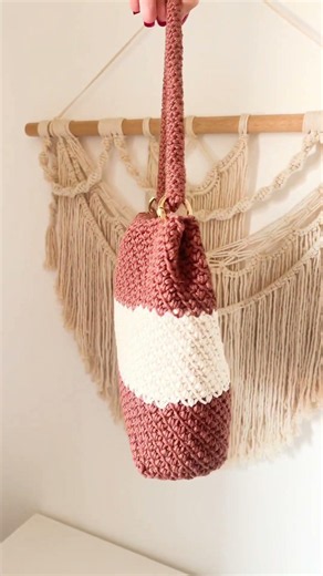 👆🏼CLICA NA SETINHA AQUI EM CIMA 👆🏼 e vem crochetar essa Bolsa de Crochê comigo 🤎