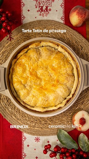 Bruna Scardoelli | Receitas | Cursos on Instagram: "Tarte Tatin de pêssegos o nome impressiona mas é fácil de fazer e deliciosa! Ingredientes 6 a 8 pêssegos 150g açúcar 30g manteiga 100g creme de leite 1 massa folhada Modo de preparo - Descongelar a massa conforme instruções da embalagem - Corte a massa um pouco maior que o diâmetro da panela - Derreta o açúcar até ficar em uma cor âmbar - Adicione o creme de leite levemente aquecido e misture bem - Coloque a manteiga, mexa até ficar homogêneo e