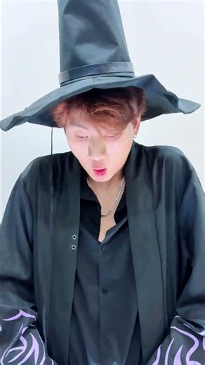 Who knew a desk lamp could be used like this? #kpop #kpopdemonhuntersnetflix