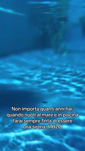 Essere una sirena: il divertimento in piscina