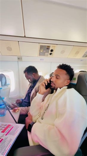 waligaa diyaarad saaran taleefan maku dhax hadashay 😆 #shortfeed #duet #englishdefender #viralshorts