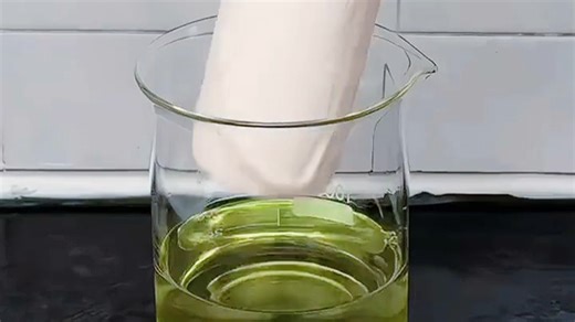 滴露深度清洁剂（Dettol Deep Clean）无需浸泡，快速消泡，轻松去除油污顽渍，适合厨房重油污清洁，使用后不留残痕，省时高效，家庭必备。