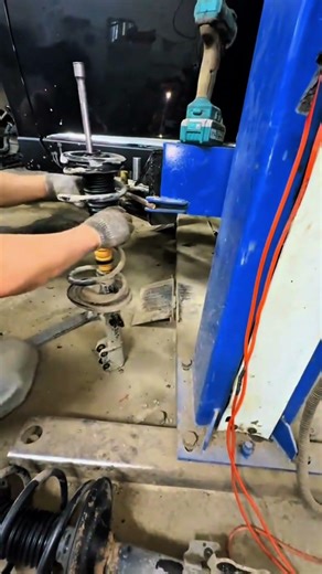 Fast & Safe Shock Spring Trick! #AutomotiveTips #MechanicLife #AutoEducation #DIYMechanic #shorts
