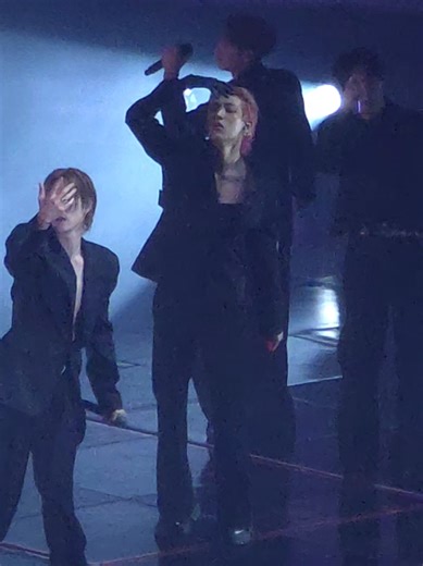 การแสดงสุดปังของแบมแบมในสูทดำ