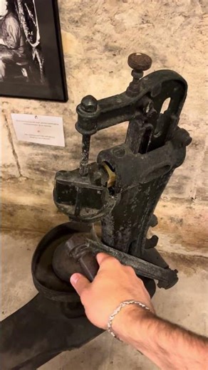 An old wine corking machine in Bordeaux 🛠️🍷🇫🇷