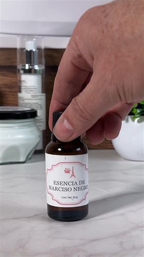 ¿Te gustaría descubrir qué aroma combina mejor contigo? Cuéntanos, qué usos le darías a cada uno: Masajes, aromaterapia o ambientar tu entorno ✨ 📍Farmacia París, República de El Salvador 75, Centro Histórico, CDMX 👉🏻Farmaciaparis.com #CuidadoFacial #PielLimpia #FarmaciaParis | Farmacia París