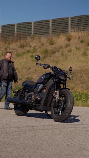 QJ SRV 600 Clean Engine sound Meet the QJ SRV 600 – a cruiser built to blend classic spirit with modern lines. Its sleek proportions, comfortable ergonomics and refined finishes make it an eye-catching machine, whether you're riding through the city or parking for a coffee break. #enginesound #motorcycle #motovlog #bikers #motorbike #bikelover #rawsound #cruiser