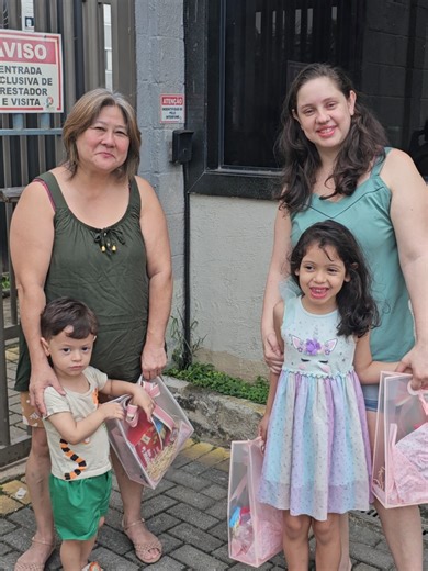 Para minha esposa Alice uma pequena grande mulher este singelo presente é em agradecimento por tudo que ela significa para mim. Para minha nora Karen uma mulher decidida e lutadora em gratidão por fazer meu filho feliz e cuidar dos meus netinhos, e para minha neta Júlia o desejo de que se torne uma grande mulher.Amo muito vocês, feliz dia internacional da mulher