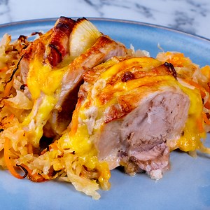 1.3M views · 2.4K reactions | Tylko mój mąż zna sekret wieprzowiny z kapustą kiszoną! Składniki: karkówka - 1 kg cebula - 100 g bekon - 100 g ser tarty - 150 g sól - 7 g pieprz czarny - 5 g kiszona kapusta z marchewką - 300 g olej - 15 ml DO PIEKARNIKA 180°C/30 MIN naczynie żaroodporne o rozmiarach 28x18 cm | Cookrate - Polska | Facebook