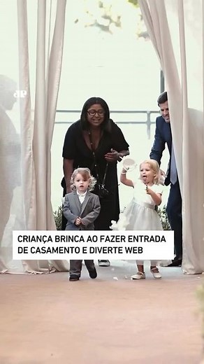 Jovem Pan Entretenimento | FOFURA! Crianças tentam fazer entrada para o casamento, jogando flores e sorrindo, mas o plano não saiu como esperado. A florista mirim... | Instagram