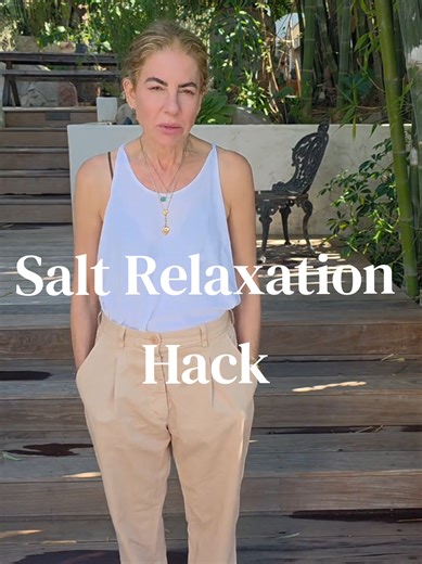 Alright, this is another viral hack that came from one of you guys. You sent it, and asked us to test it... and that's exactly what we did! This one is only one ingredient, and apparently after an hour, it makes you feel like you had a 2 week vacation. Have you guys ever tried this salt hack before? Let us know all your salt tales in the comments section...and if you want a step by step tutorial of this one, just let us know in the comments and we'll send you the link! #beautyover40 #beautyover5
