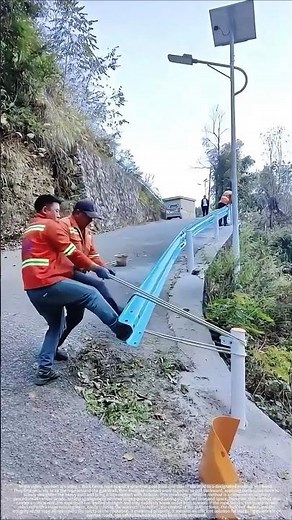 The rope pulls the guardrail along: even manual installation can be this stable.