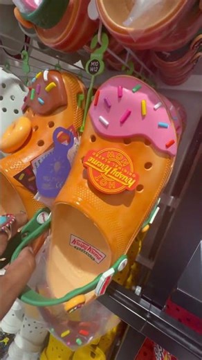 CROCS CLASSIC CLOGS KRISPY KREME DONUT SHOE SHOP WITH ME CROCS OUTLET SHOPPING #crocsclogs #crocs