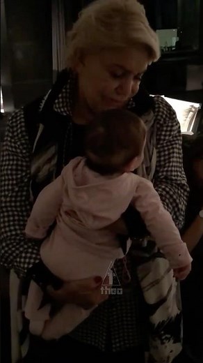 Ήβη Αδάμου - Μαρινέλλα : Η τρυφερή στιγμή να νανουρίζει την κόρη της Ήβης στην αγκαλιά της