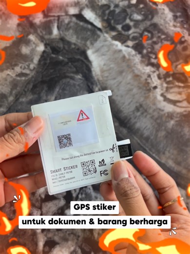 ‼️Dokumen hilang di perjalanan? 📄😰 Paspor, surat penting, atau berkas kerja—paniknya langsung datang 😩 ✅ Pakai Fox Logger Smartlabel — GPS berbentuk stiker 😍 - waterproof, tinggal tempel di map atau dokumen penting. - Terhubung ke aplikasi ponsel, bantu lacak lokasi kapan pun dibutuhkan 📍📱 - Masa pakai hingga 40 hari ⏳ ✨ Perjalanan tetap lanjut, dokumen tetap terpantau 😍 👉 Amankan dokumen pentingmu sekarang, cek toko kami 🛒