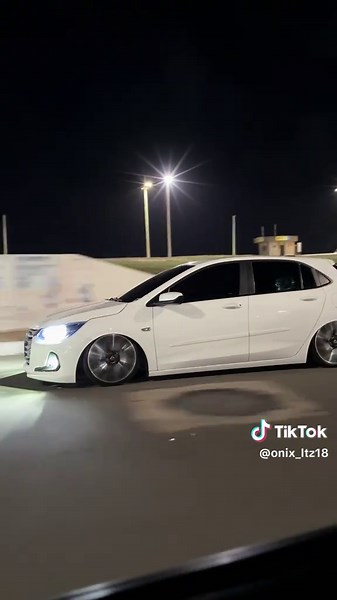Alturinha social Onix rebaixado: suspensão a ar e projeto baixo