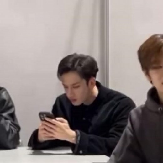 Idols Checking Their Phones Compilation