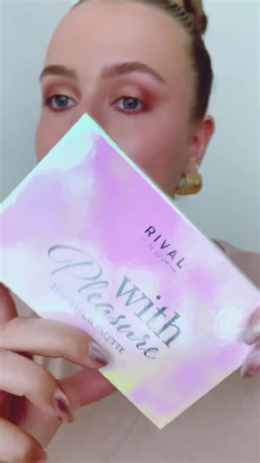 Die beste Le von rival de loop?! 🤪 ja ich finde schon 🥰 die Drops sind unter dem Makeup fantastisch und der Schimmer ist nur ein zarter Hauch, perfekt passend zu meiner Lieblings foundation 🙃 die Palette ist grandios (dupe zu huda beauty?!) und auch der Highlighter sieht selbst auf gebräunter Haut top aus 🥹 lediglich beim Nagellack benötigte ich 2 Schichten und einen Topcoat, aber der Glitter ist atemberaubend 🤩 #rivaldeloop #rossmann #haul #drogerie #limitededition #love #makeup #cosmetics
