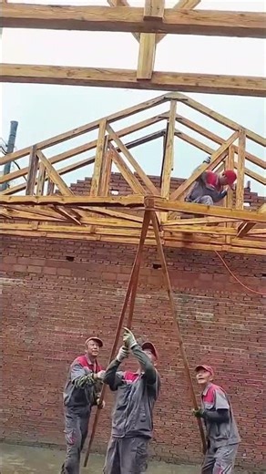 Collaborative installation process of triangular wooden beams on the roof
