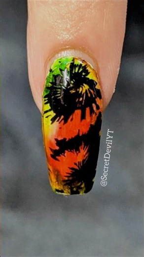 Tie dye nails are so easy and so abstract! 💅🏻