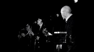 Paul's new video for his song 'Rising Moon' was filmed at his recent show in Atlanta, USA. Still a few shows left on his North American tour - head to Paul's website for details. Follow the link to the full video. Team PK https://paulkelly.lnk.to/RisingMoonVideo | Paul Kelly