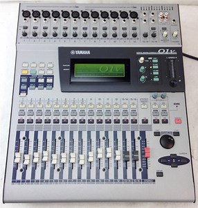 Console numérique Yamaha 01V