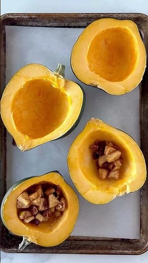➔ VEGETARIAN STUFFED ACORN SQUASH | Cozy Fall Dinner Idea