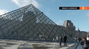 Un militant de Dernière Rénovation escalade la Pyramide du #Louvre à #Paris pour tenter d’y déployer une banderole. | Clément Lanot